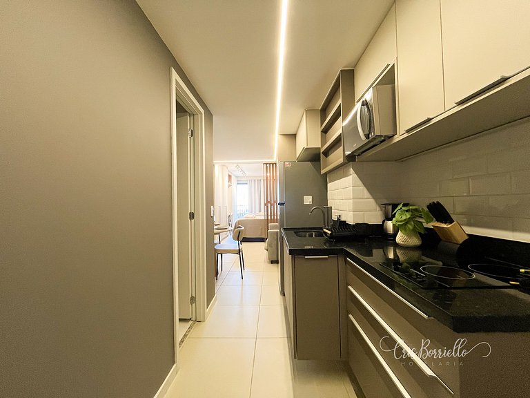 Studio central com piscina+wifi em 6X sem juros