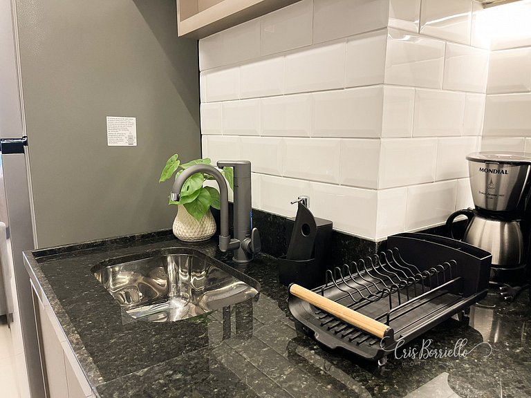 Studio central com piscina+wifi em 6X sem juros