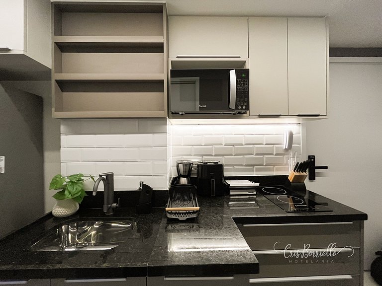 Studio central com piscina+wifi em 6X sem juros