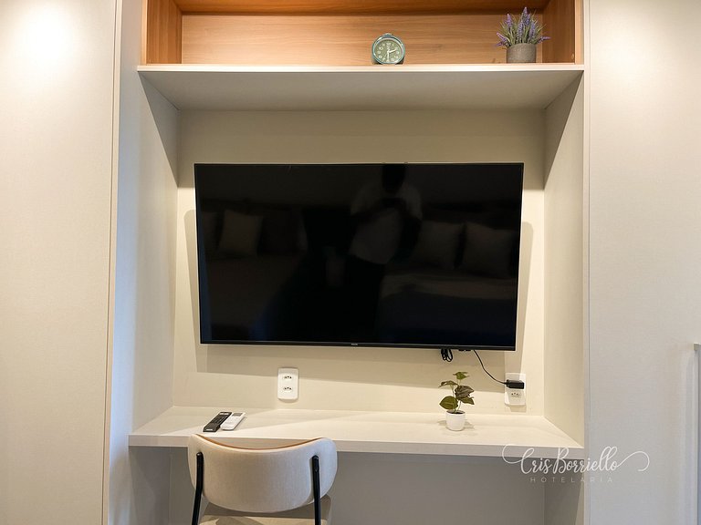 Studio central com piscina+wifi em 6X sem juros