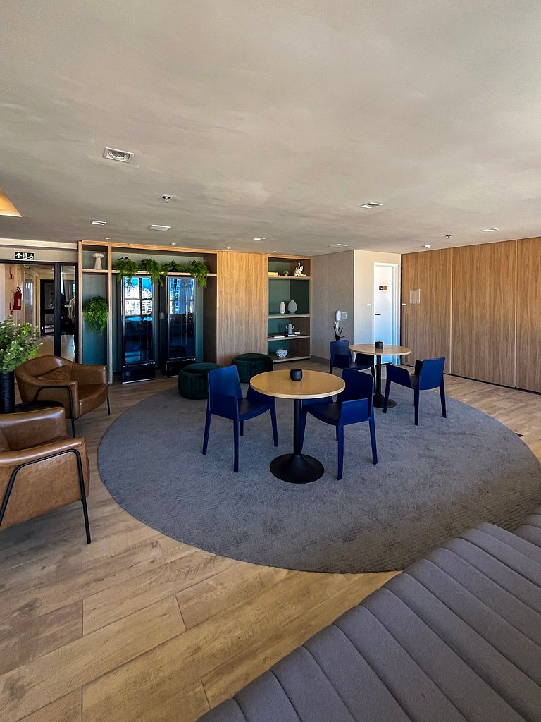 Estudio moderno com piscina e vista