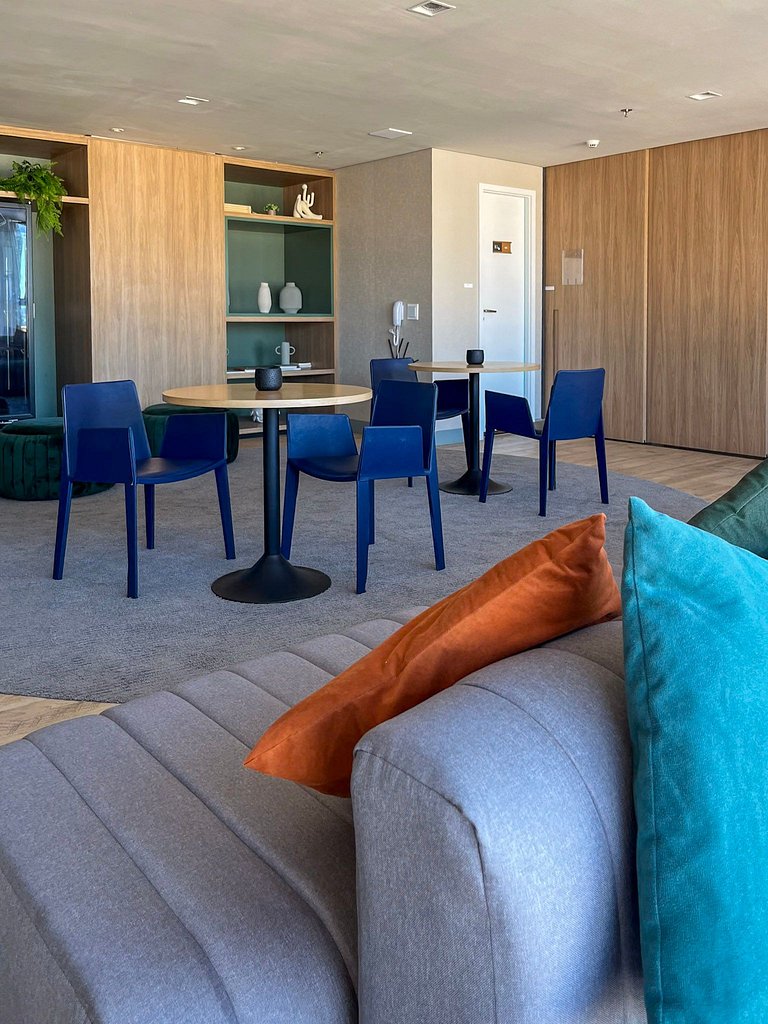 Estudio moderno com piscina e vista