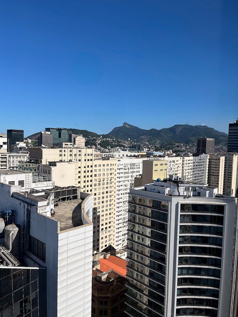 Estudio moderno com piscina e vista