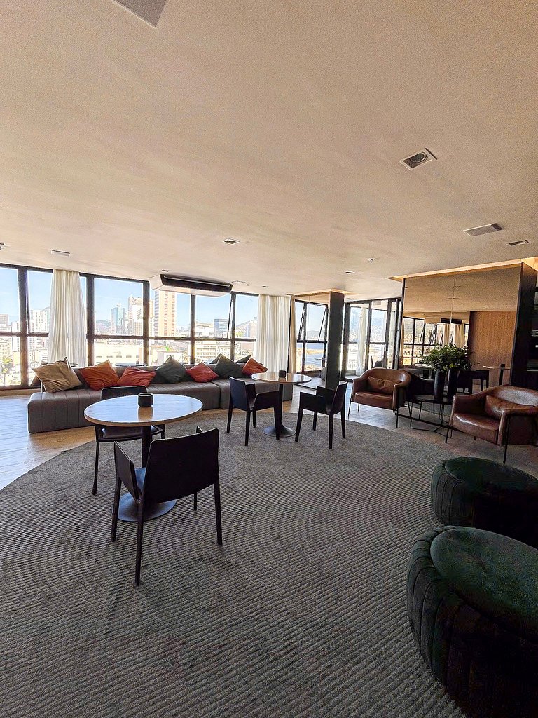 Estudio moderno com piscina e vista