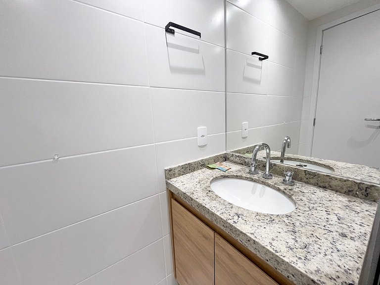 Estudio moderno com piscina e vista