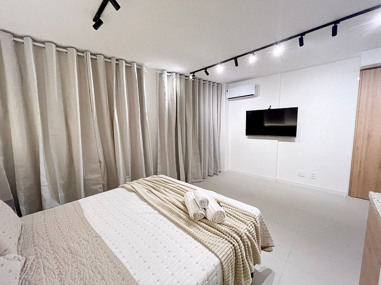 Estudio moderno com piscina e vista