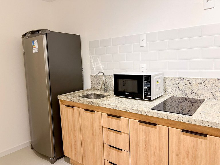 Estudio moderno com piscina e vista