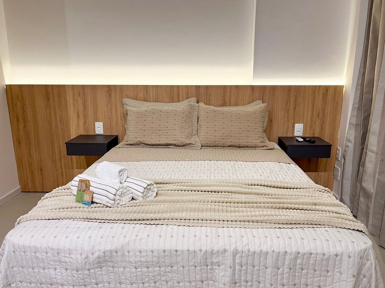 Estudio moderno com piscina e vista