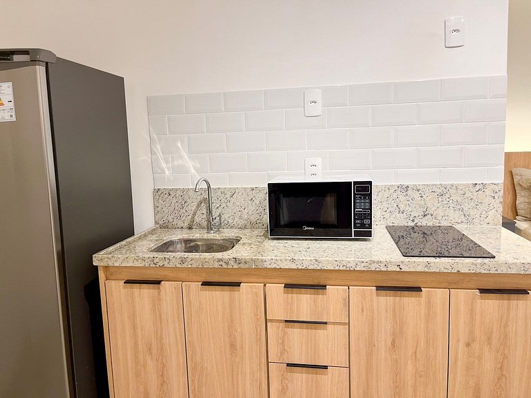 Estudio moderno com piscina e vista