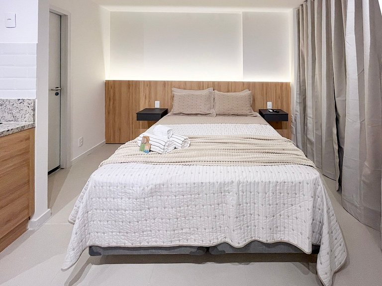 Estudio moderno com piscina e vista